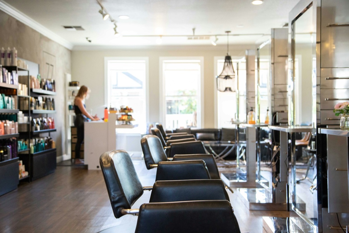 The salon floor at ST&Amacr; Solutions