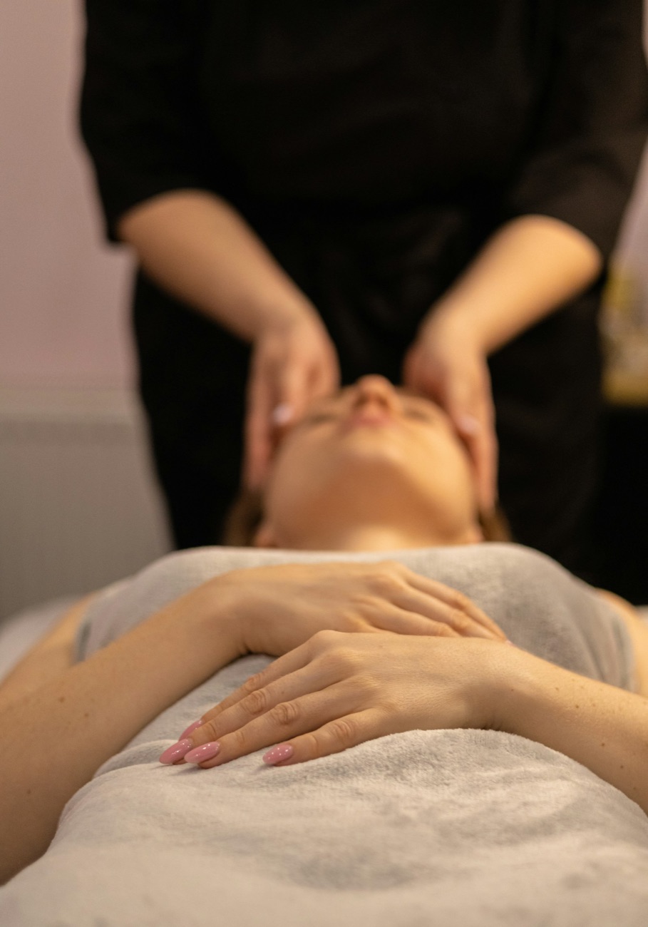 A calm, needle-free scalp treatment in progress